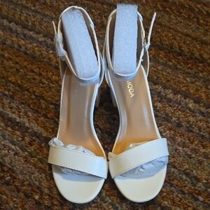 Moda Women's White Cream Block Heels